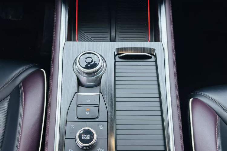 Used Ford Explorer 2023 EcoBoost 285 Four-Wheel Drive Titanium Edition 7-Seater Interior 10