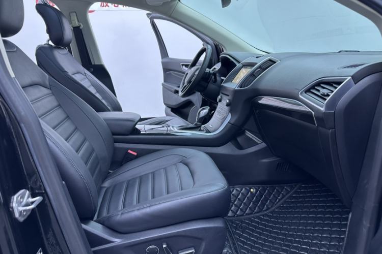 Used Ford Explorer 2023 EcoBoost 285 Four-Wheel Drive Titanium Edition 7-Seater Interior 10