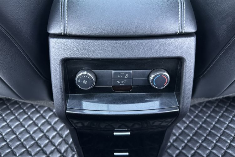 Used Ford Explorer 2023 EcoBoost 285 Four-Wheel Drive Titanium Edition 7-Seater Interior 11