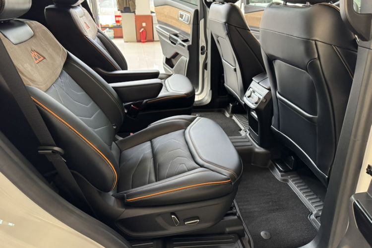 Used Ford Explorer 2023 EcoBoost 285 Kunlun Peak Edition 6-Seater Interior 11