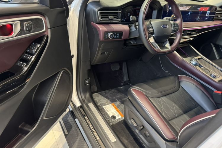 Used Ford Explorer 2023 EcoBoost 285 Four-Wheel Drive Titanium Edition 7-Seater Interior 2