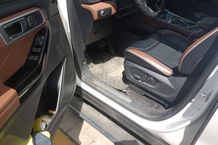Used Ford Explorer 2023 EcoBoost 285 Four-Wheel Drive Titanium Edition 7-Seater Interior 3
