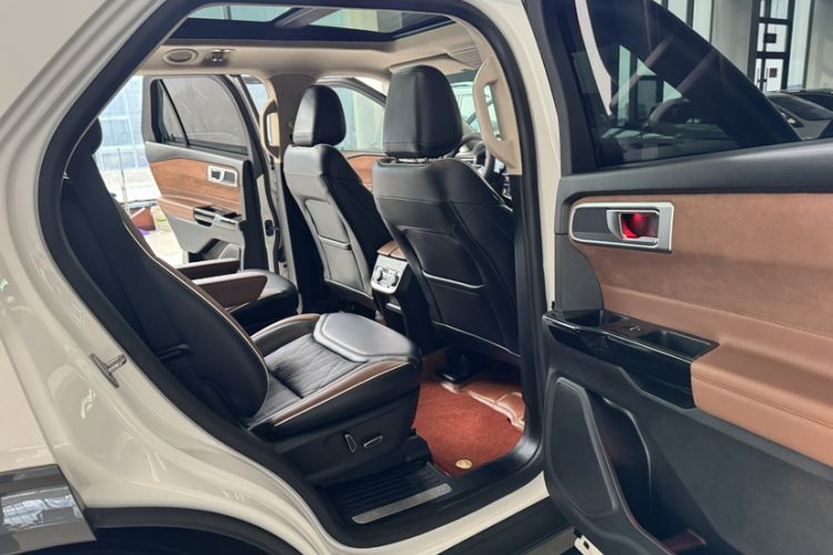 Used Ford Explorer 2023 EcoBoost 285 Four-Wheel Drive Titanium Edition 6 Seats Interior 3