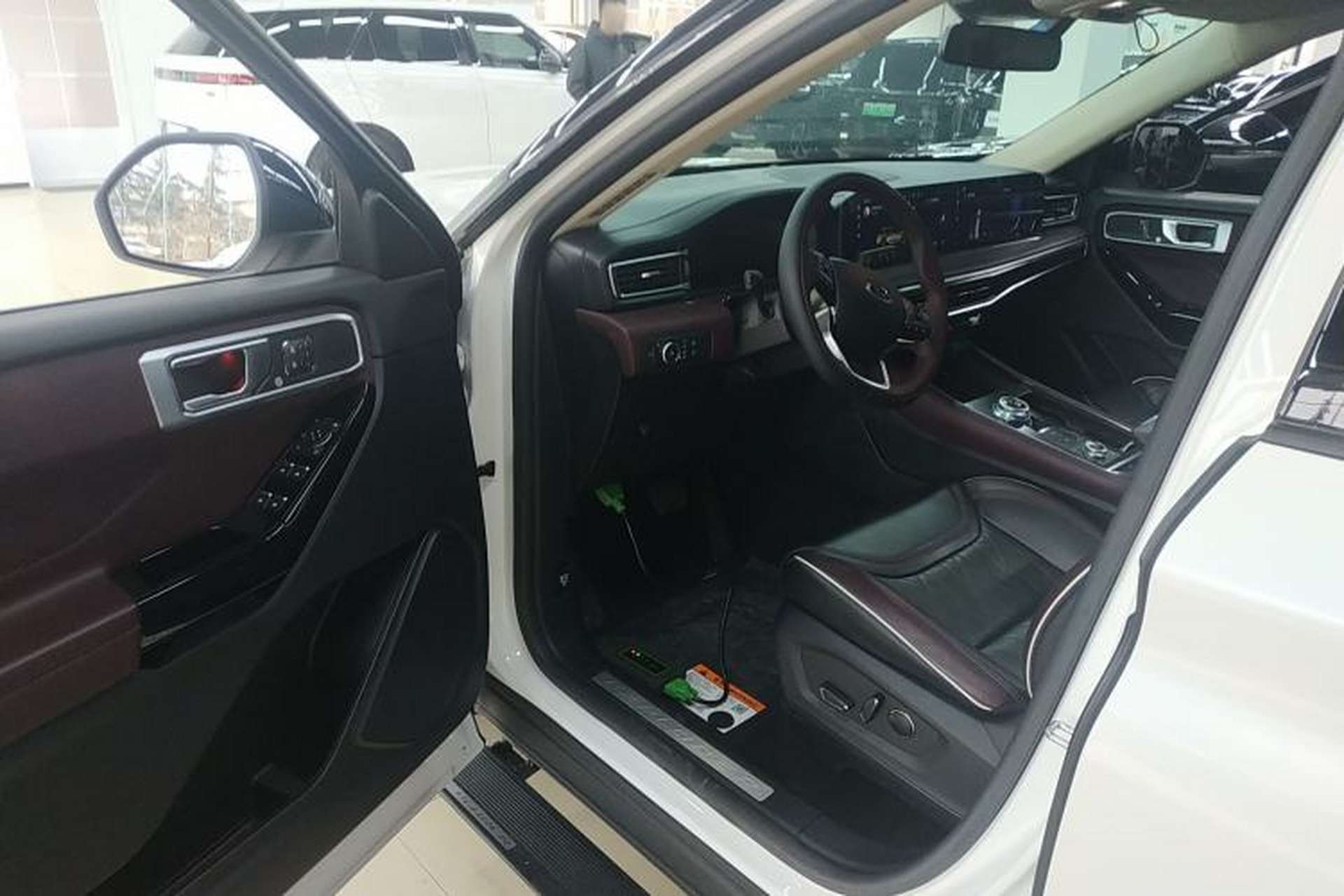 Used Ford Explorer 2023 EcoBoost 285 Four-Wheel Drive Titanium Edition 6 Seats Interior 3