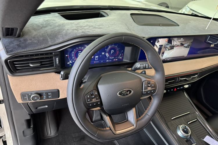 Used Ford Explorer 2023 EcoBoost 285 Kunlun Peak Edition 6-Seater Interior 3
