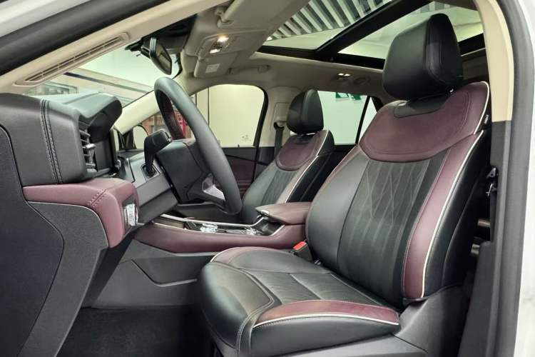 Used Ford Explorer 2023 EcoBoost 285 Four-Wheel Drive Titanium Edition 6 Seats Interior 3