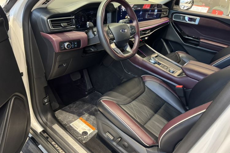Used Ford Explorer 2023 EcoBoost 285 Four-Wheel Drive Titanium Edition 7-Seater Interior 3