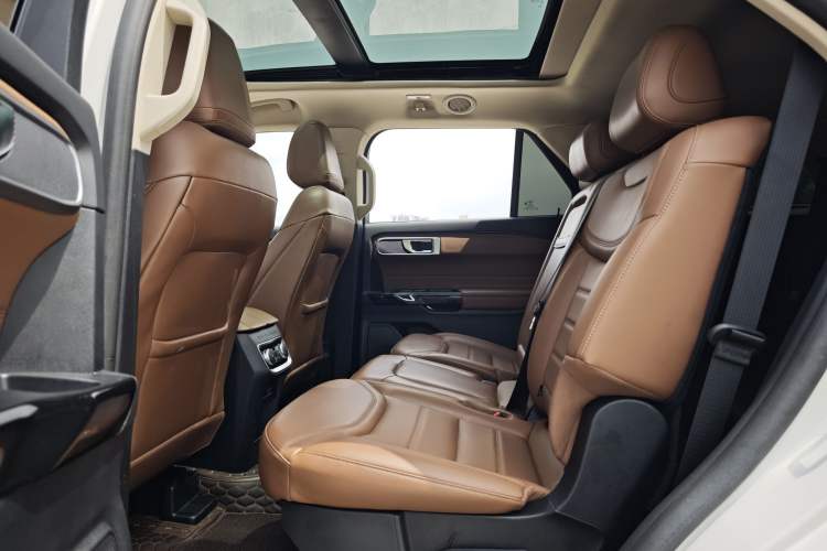 Used Ford Explorer 2023 EcoBoost 285 Four-Wheel Drive Stylish Plus Version 7 Seats Interior 4