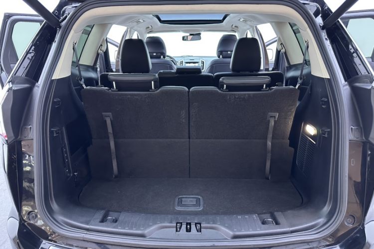 Used Ford Explorer 2023 EcoBoost 285 Four-Wheel Drive Titanium Edition 7-Seater Interior 4