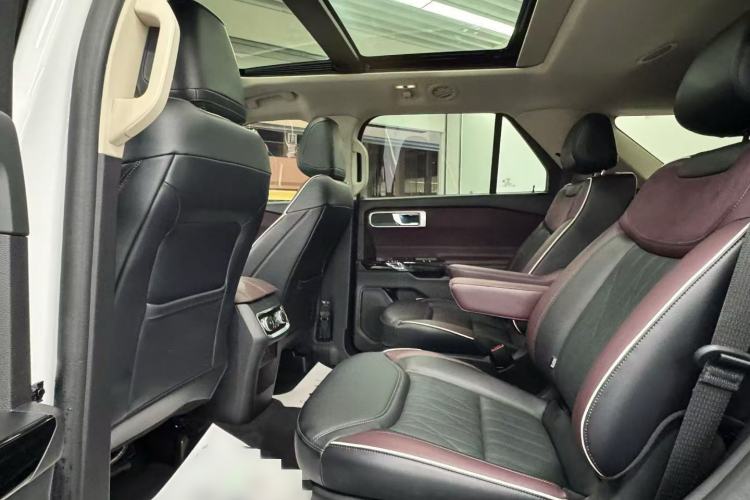 Used Ford Explorer 2023 EcoBoost 285 Four-Wheel Drive Titanium Edition 6 Seats Interior 4