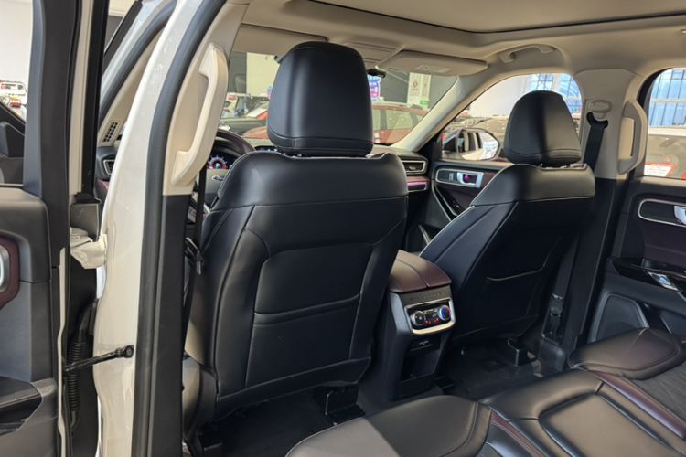 Used Ford Explorer 2023 EcoBoost 285 Four-Wheel Drive Titanium Edition 7-Seater Interior 4