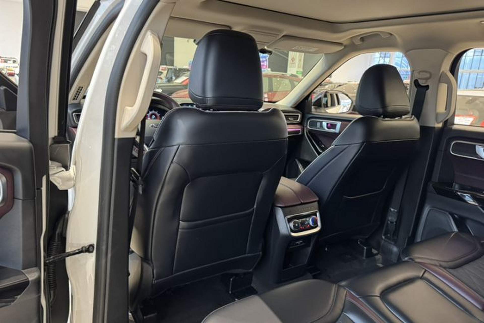 Used Ford Explorer 2023 EcoBoost 285 Four-Wheel Drive Titanium Edition 7-Seater Interior 4