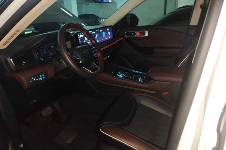 Used Ford Explorer 2023 EcoBoost 285 Four-Wheel Drive Titanium Edition 7-Seater Interior 5