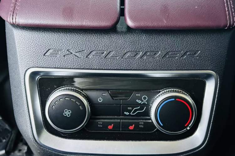 Used Ford Explorer 2023 EcoBoost 285 Four-Wheel Drive Titanium Edition 7-Seater Interior 5
