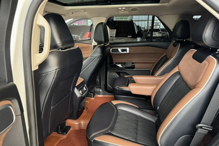 Used Ford Explorer 2023 EcoBoost 285 Four-Wheel Drive Titanium Edition 6 Seats Interior 5