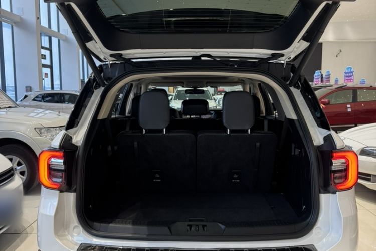 Used Ford Explorer 2023 EcoBoost 285 Four-Wheel Drive Titanium Edition 7-Seater Interior 5