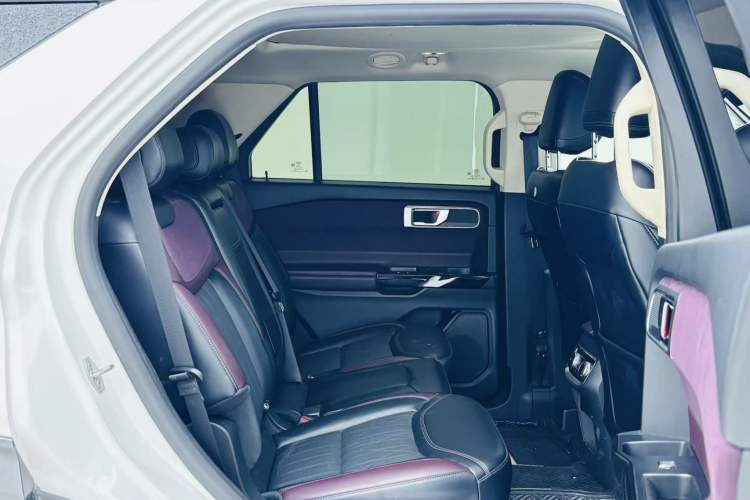 Used Ford Explorer 2023 EcoBoost 285 Four-Wheel Drive Titanium Edition 7-Seater Interior 6