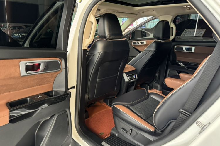Used Ford Explorer 2023 EcoBoost 285 Four-Wheel Drive Titanium Edition 6 Seats Interior 6