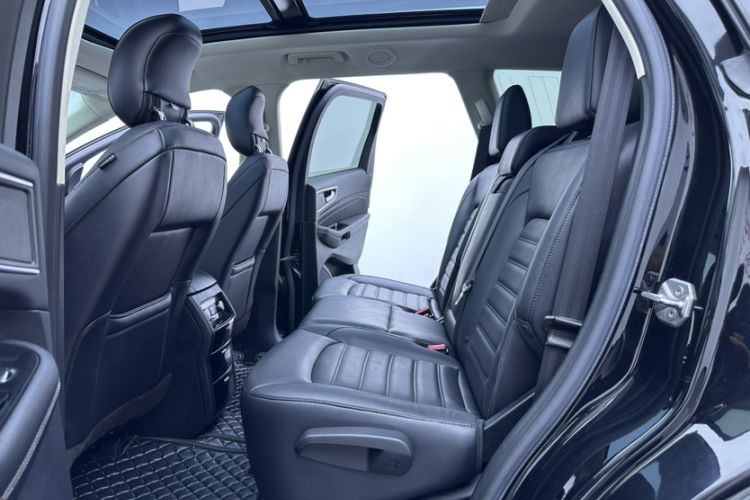 Used Ford Explorer 2023 EcoBoost 285 Four-Wheel Drive Titanium Edition 7-Seater Interior 7