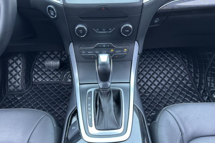 Used Ford Explorer 2023 EcoBoost 285 Four-Wheel Drive Titanium Edition 7-Seater Interior 8