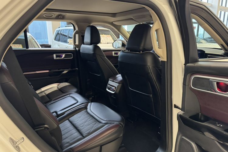 Used Ford Explorer 2023 EcoBoost 285 Four-Wheel Drive Titanium Edition 7-Seater Interior 8