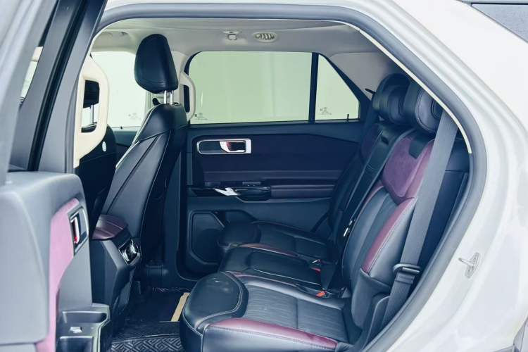 Used Ford Explorer 2023 EcoBoost 285 Four-Wheel Drive Titanium Edition 7-Seater Interior 9