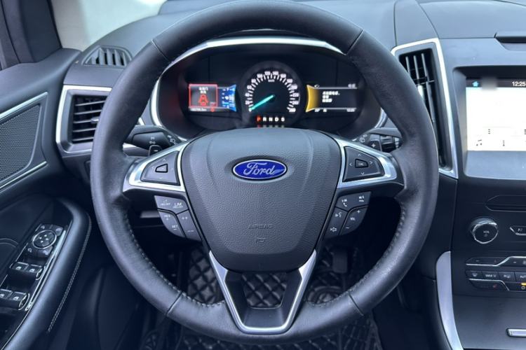 Used Ford Explorer 2023 EcoBoost 285 Four-Wheel Drive Titanium Edition 7-Seater Interior 9