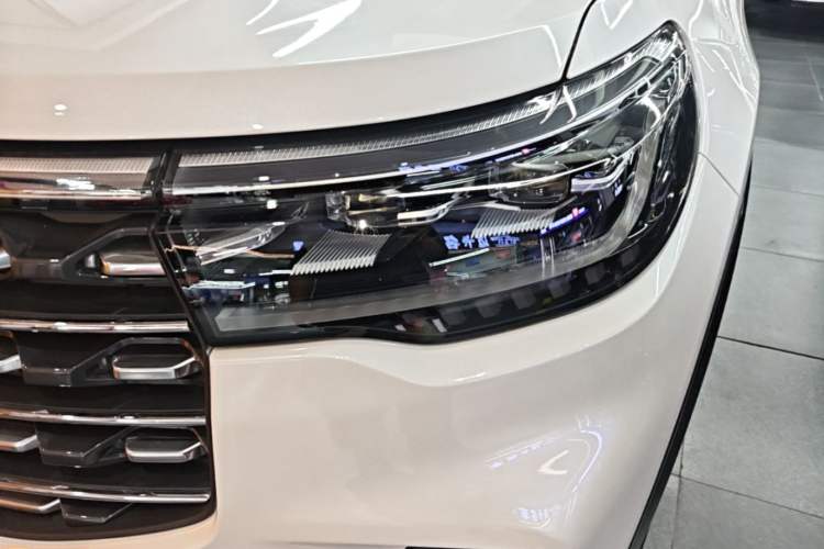 Used Ford Explorer 2023 EcoBoost 285 4x4 Trend Plus Edition 6 Seats Left Front Headlight