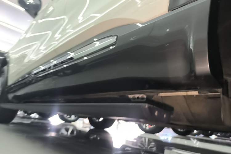 Used Ford Explorer 2023 EcoBoost 285 Four-Wheel Drive Titanium Edition 7-Seater Left Side Sill