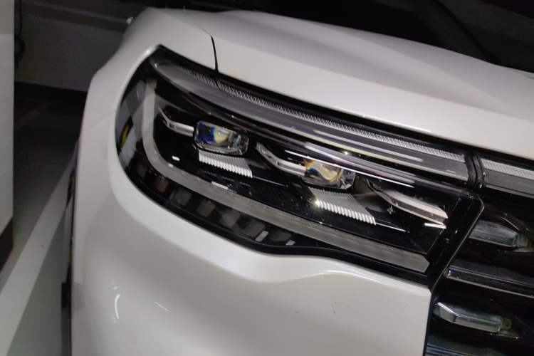 Used Ford Explorer 2023 EcoBoost 285 Four-Wheel Drive Titanium Edition 6 Seats Right Front Headlight