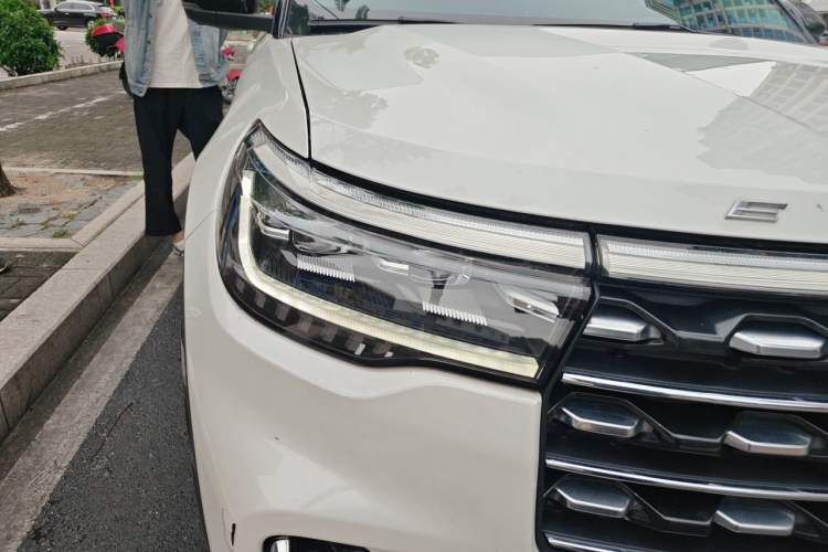 Used Ford Explorer 2023 EcoBoost 285 Four-Wheel Drive Titanium Edition 7-Seater Right Front Headlight