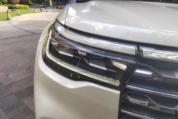 Used Ford Explorer 2023 EcoBoost 285 Four-Wheel Drive Stylish Plus Version 7 Seats Right Front Headlight