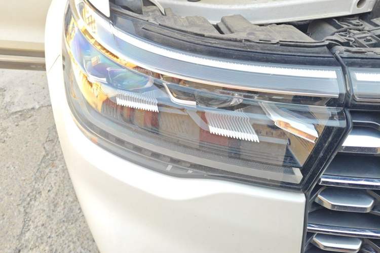 Used Ford Explorer 2023 EcoBoost 285 Four-Wheel Drive Titanium Edition 6 Seats Right Front Headlight