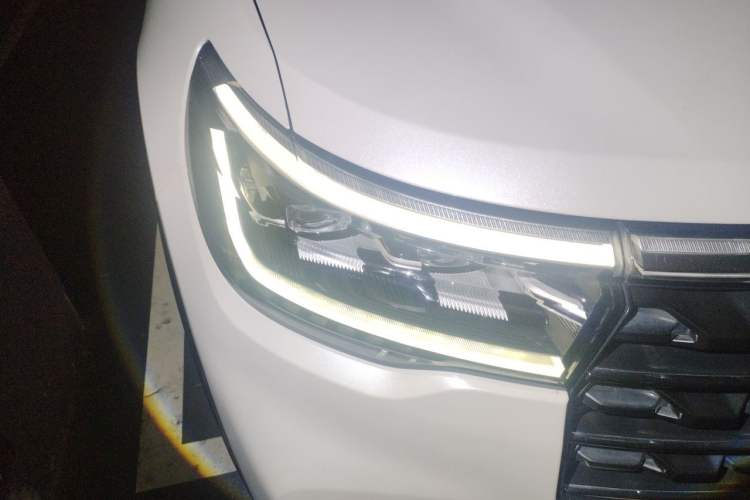 Used Ford Explorer 2023 EcoBoost 285 Four-Wheel Drive Stylish Plus Version 7 Seats Right Front Headlight