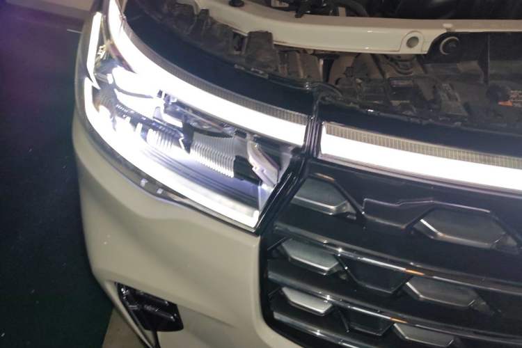 Used Ford Explorer 2023 EcoBoost 285 Four-Wheel Drive Titanium Edition 6 Seats Right Front Headlight