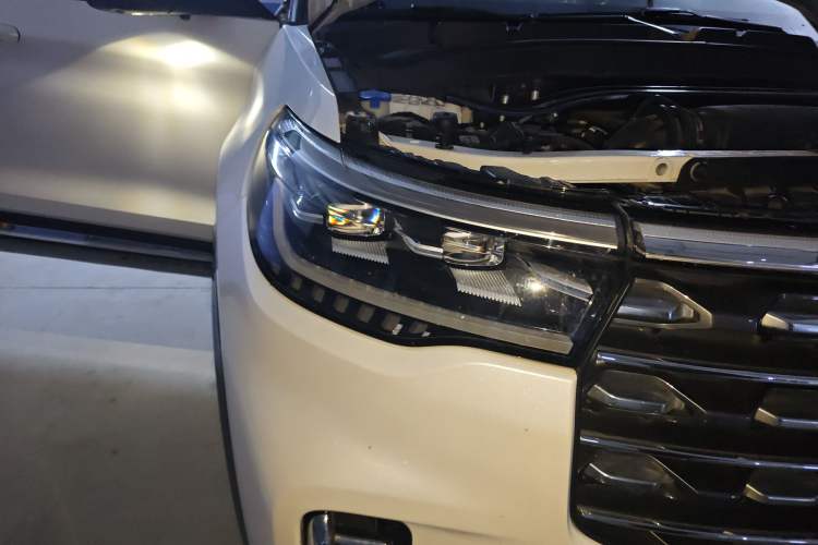 Used Ford Explorer 2023 EcoBoost 285 Four-Wheel Drive Stylish Plus Version 7 Seats Right Front Headlight