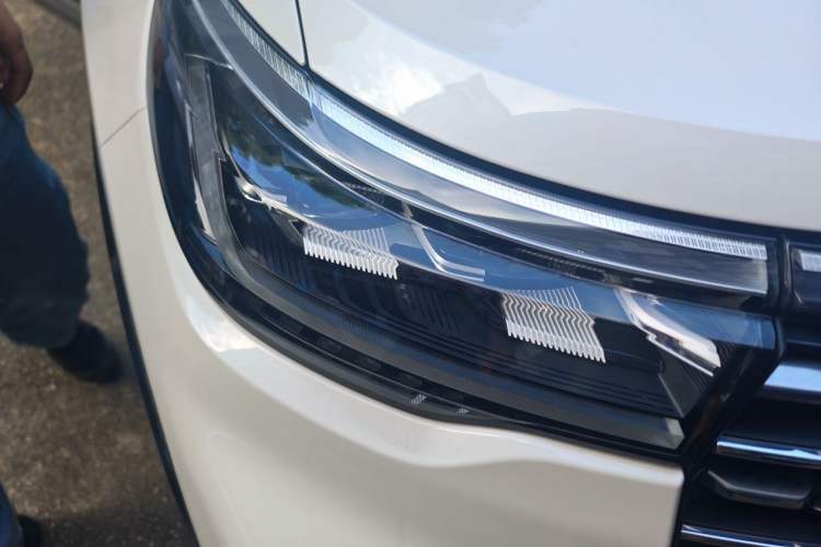 Used Ford Explorer 2023 EcoBoost 285 Four-Wheel Drive Titanium Edition 7-Seater Right Front Headlight