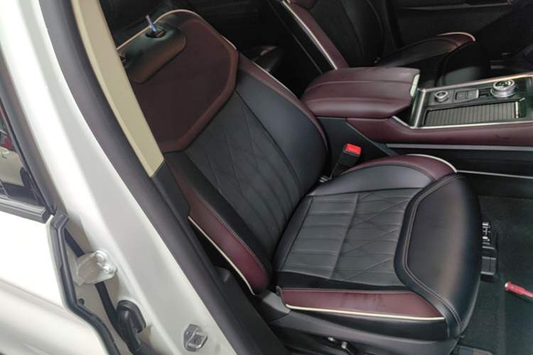Used Ford Explorer 2023 EcoBoost 285 Four-Wheel Drive Titanium Edition 7-Seater Right Front Seat