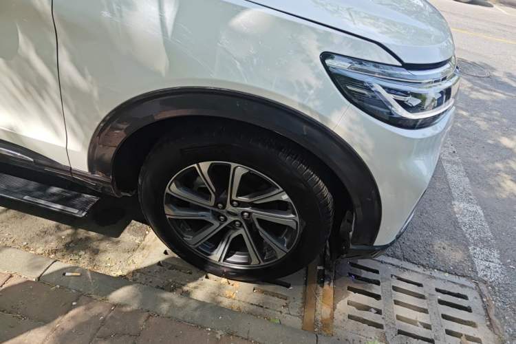 Used Ford Explorer 2023 EcoBoost 285 Rear-Drive Trend Edition 7-Seater Right Front Wheel Hub