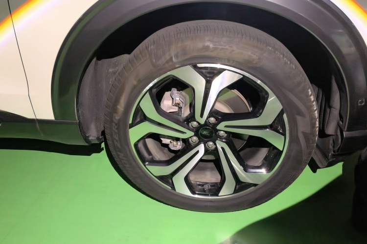 Used Ford Explorer 2023 EcoBoost 285 4x4 ST-LINE 7-Seater Right Front Wheel Hub