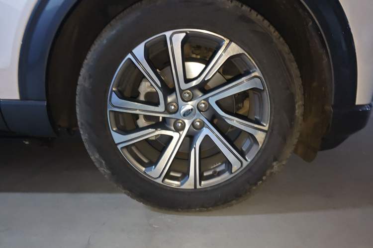 Used Ford Explorer 2023 EcoBoost 285 Four-Wheel Drive Stylish Plus Version 7 Seats Right Front Wheel Hub