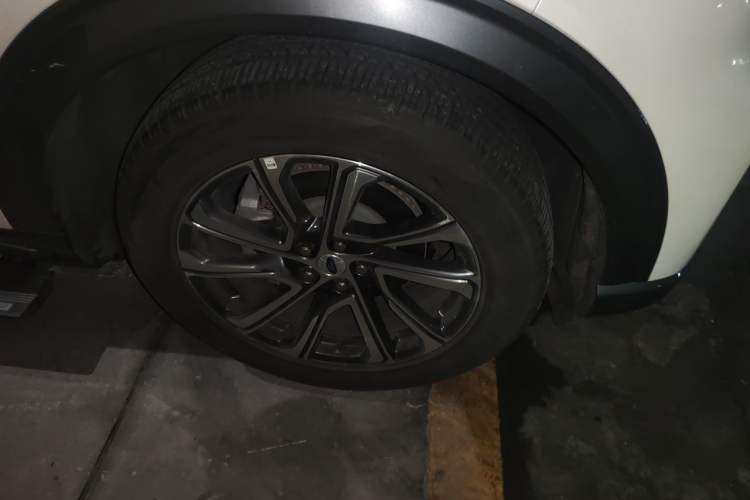 Used Ford Explorer 2023 EcoBoost 285 Four-Wheel Drive Stylish Plus Version 7 Seats Right Front Wheel Hub