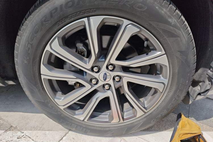 Used Ford Explorer 2023 EcoBoost 285 Four-Wheel Drive Stylish Plus Version 7 Seats Right Front Wheel Hub