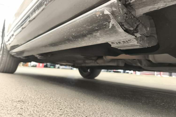 Used Ford Explorer 2023 EcoBoost 285 Four-Wheel Drive Titanium Edition 6 Seats Right Side Sill