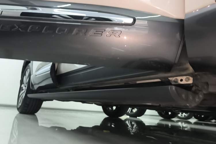 Used Ford Explorer 2023 EcoBoost 285 Four-Wheel Drive Titanium Edition 7-Seater Right Side Sill