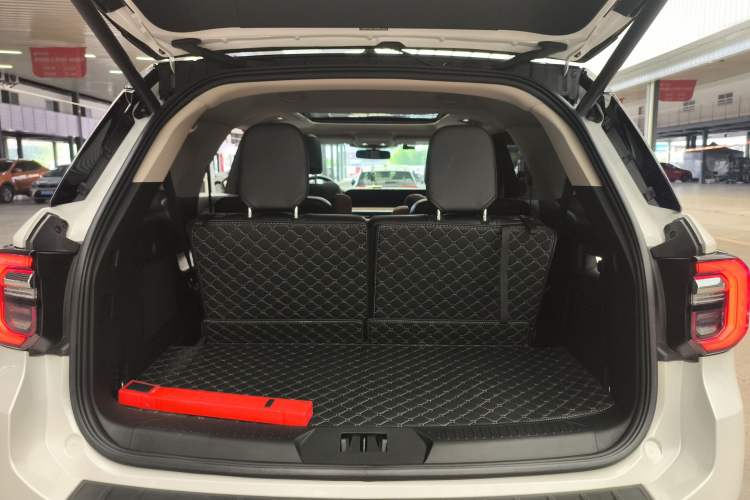 Used Ford Explorer 2023 EcoBoost 285 Four-Wheel Drive Titanium Edition 6 Seats Trunk