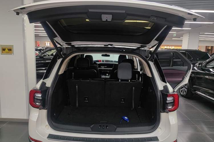 Used Ford Explorer 2023 EcoBoost 285 Four-Wheel Drive Titanium Edition 6 Seats Trunk