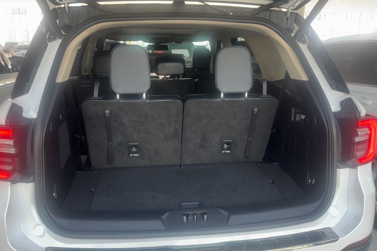 Used Ford Explorer 2023 EcoBoost 285 Four-Wheel Drive Titanium Edition 7-Seater Trunk
