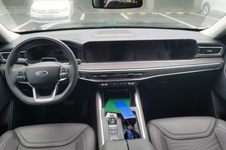 Used Ford Explorer 2024 2.3T EcoBoost Four-Wheel Drive Titanium Edition 7 Seats Center Console