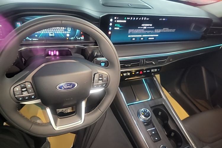 Used Ford Explorer 2024 2.3T EcoBoost Four-Wheel Drive Titanium Edition 7 Seats Center Console